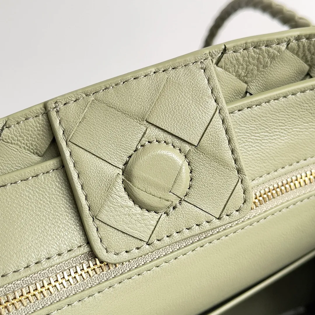 The 2023 new Andiamo batch of 1860 BV has been shipped‼ ️Really popular🔥The new Andiamo woven handbag launched by Bottega Veneta this season is really popular all over the world! ! Celebrities at home and abroad have worn it, and Oscar-winning actress Michelle Yeoh has taken it out on the street. Song Jia, Trai Yara, Yu Feihong, Sanji Ayaka, Rosie Hunting-Whiteley, Yoshioka Riho, etc. have all picked up this bag. It is classic and versatile, showing off its temperament, and the bag capacity is also large, which is very convenient for daily commuting! ! A variety of carrying methods, the shoulder straps can be adjusted by yourself, the original lambskin feels soft and delicate, and the neutral style is made to break gender boundaries and bring a more practical and longer-lasting use experience. Andiamo, which has both elegant and casual styles, perfectly interprets the true appearance of "fashionable old money style". Style number: 743568 Size: 25*22*10.5cm